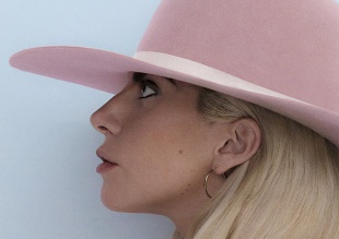 Lady Gaga: “Crecí enfadándome con mi padre porque me sobreprotegía”