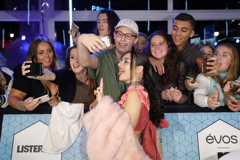 Los artistas se rinden ante sus fans a golpe de selfie