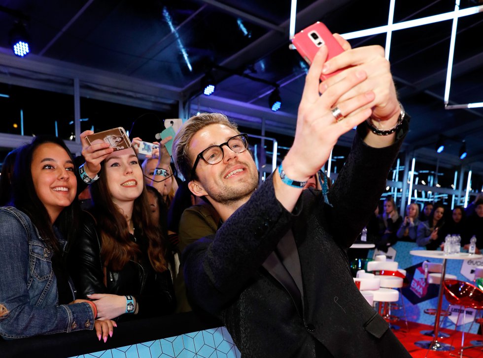 Los artistas se rinden ante sus fans a golpe de selfie