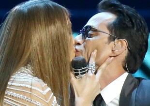 El beso de JLo y Marc Anthony o el desliz de DVicio, en los Grammy Latinos 2016