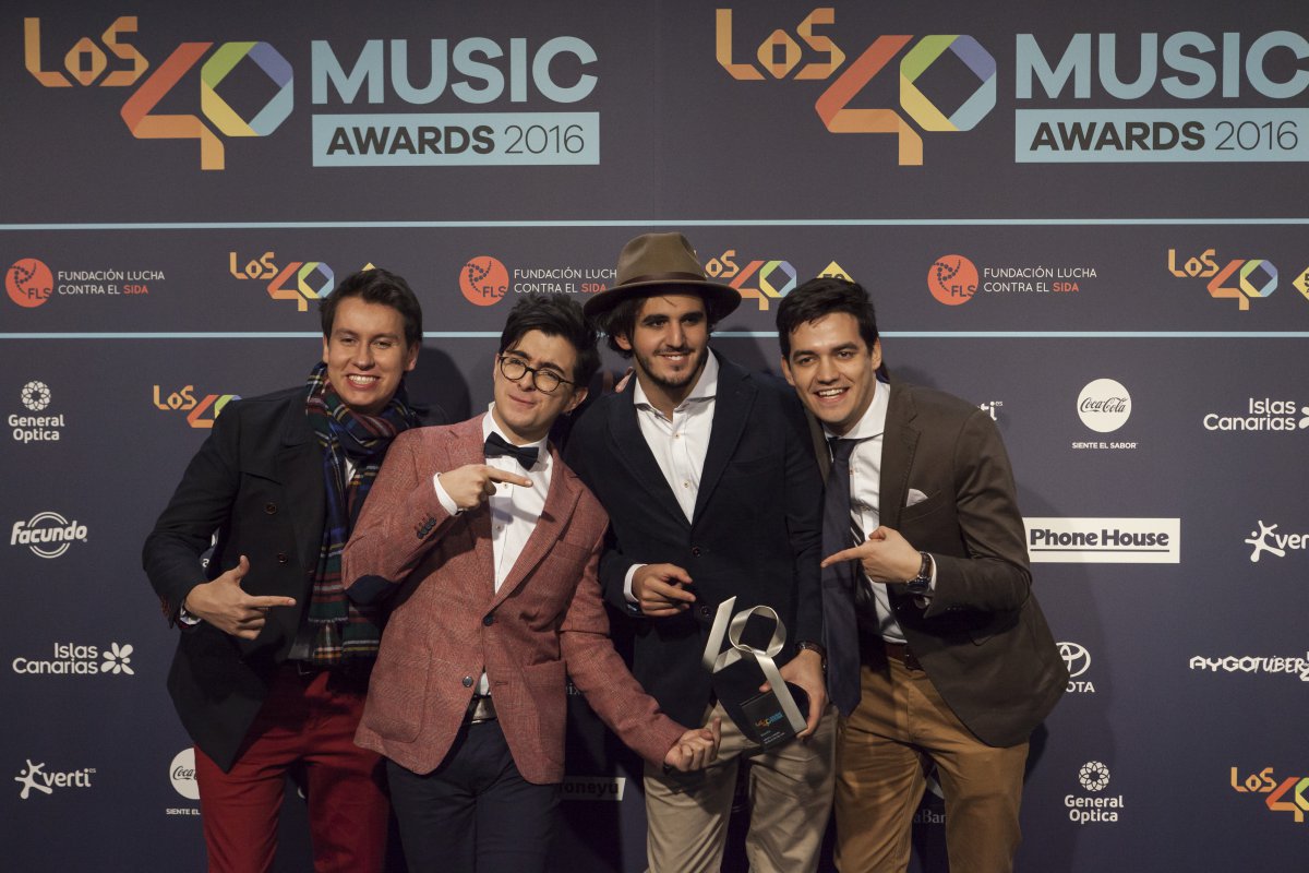 Robbie Williams y otros ganadores presumen de premio en LOS40 Music Awards
