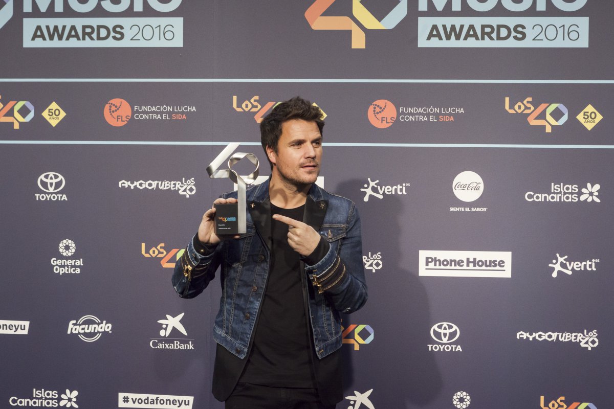 Robbie Williams y otros ganadores presumen de premio en LOS40 Music Awards