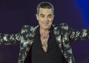 Robbie Williams interpreta un medley único para la ocasión