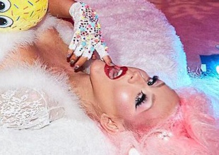 ¿Por qué las fotos navideñas de Christina Aguilera parecen sacadas de una peli porno?