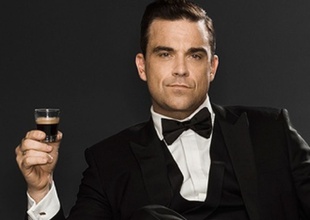 Robbie Williams se desinfecta las manos tras tocar a los fans