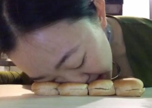 Estampar tu cara contra un trozo de pan, la nueva modal viral