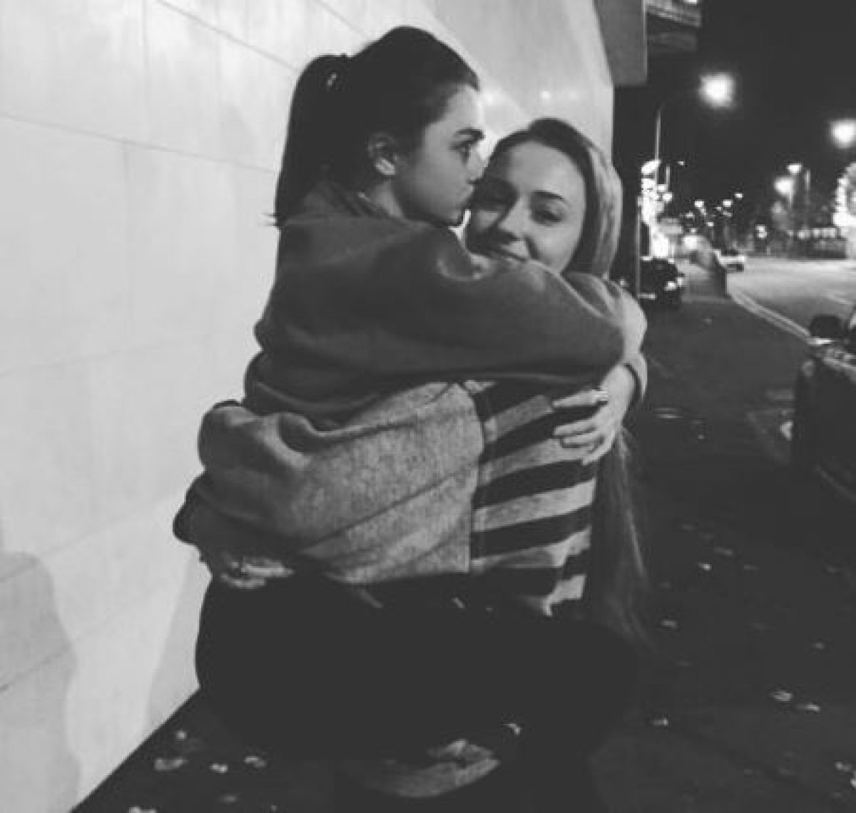 Maisie Williams pide a sus fans fotos de ella y Sophie Turner de pequeñas y esta es la respuesta