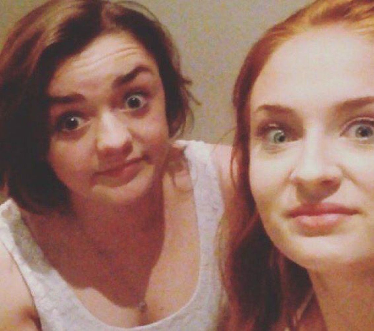 Maisie Williams pide a sus fans fotos de ella y Sophie Turner de pequeñas y esta es la respuesta
