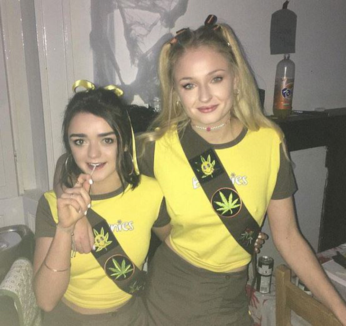 Maisie Williams pide a sus fans fotos de ella y Sophie Turner de pequeñas y esta es la respuesta