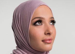 Esta marca de maquillajes cuenta con una chica con hijab como embajadora