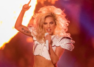 Acrobacias, color y fuego en la Super Bowl de Lady Gaga