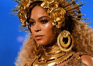 Beyoncé conquista los Grammy con su show y su embarazo pero Adele se lleva los premios