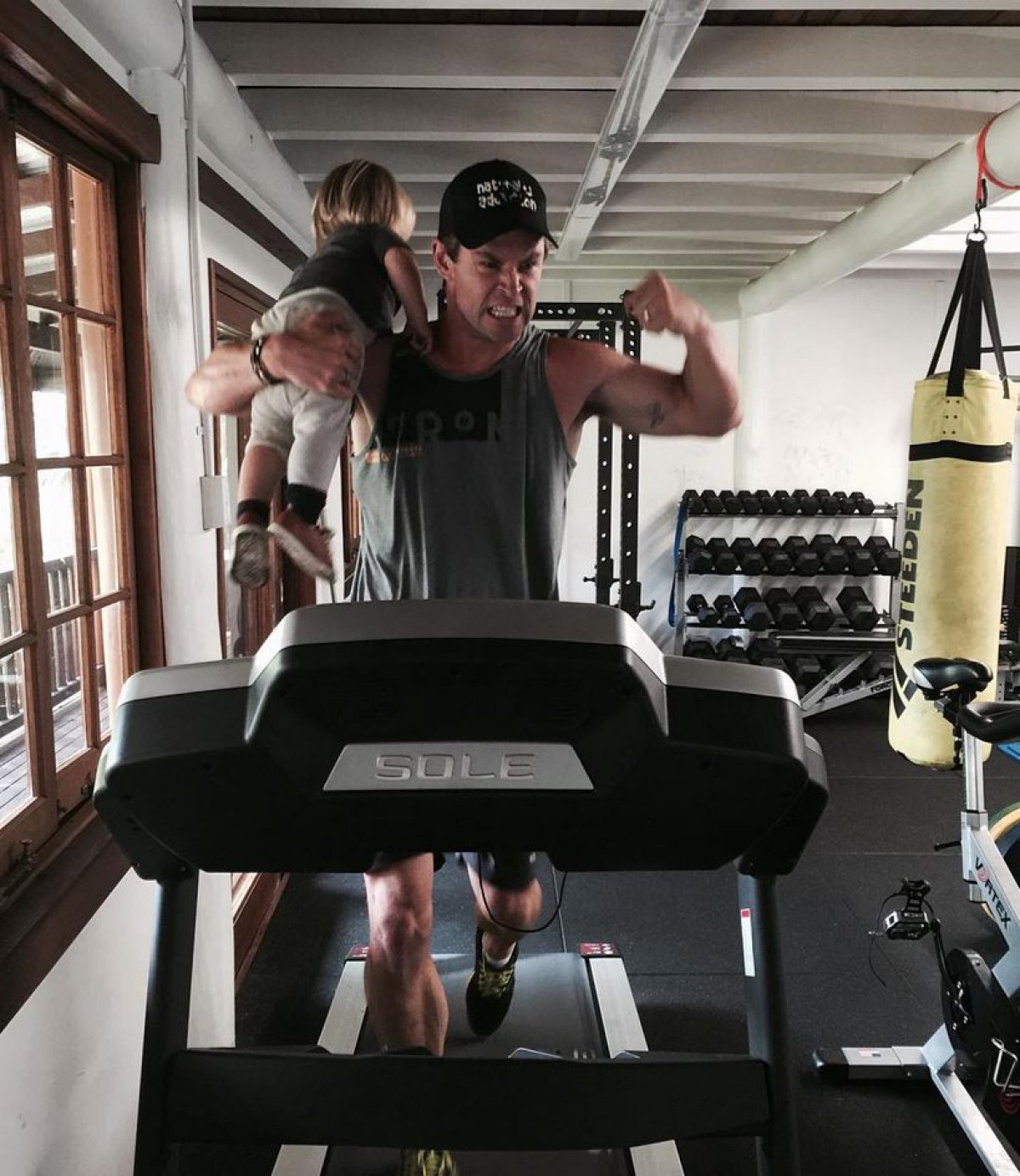 Vas a desear que Chris Hemsworth sea el padre de tus hijos (¡y no es por lo que crees!)