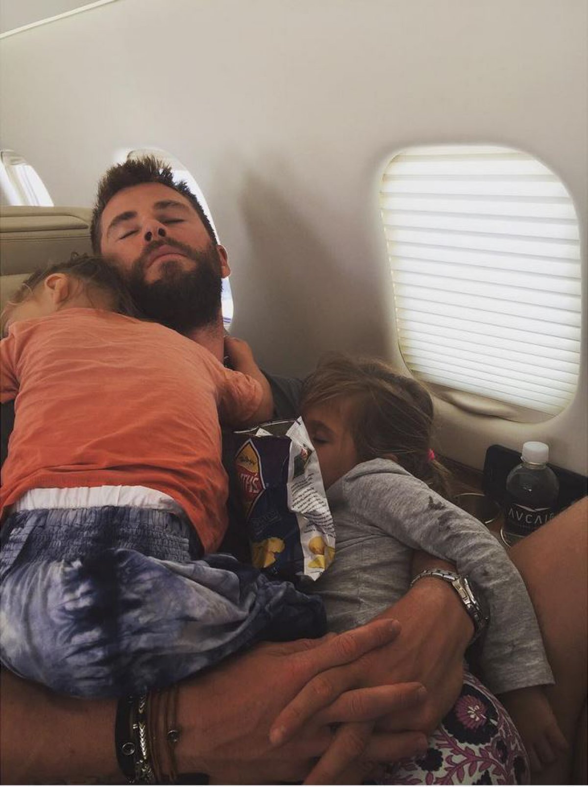 Vas a desear que Chris Hemsworth sea el padre de tus hijos (¡y no es por lo que crees!)