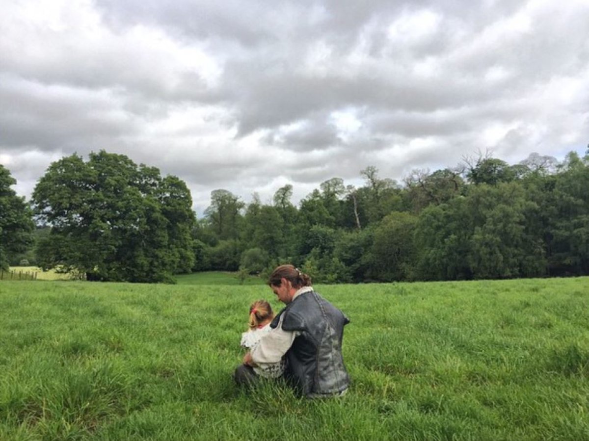 Vas a desear que Chris Hemsworth sea el padre de tus hijos (¡y no es por lo que crees!)