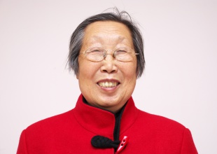 Una abuela china practica kung-fu y rompe ladrillos con 94 años