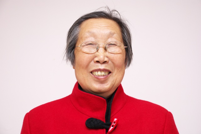 Una abuela china practica kung-fu y rompe ladrillos con 94 años