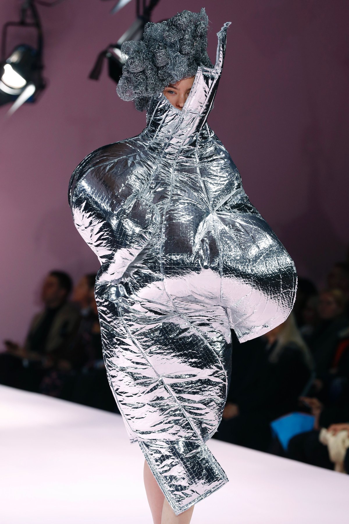 ¡Tela marinera!: los diseños más esperpénticos de las últimas fashion weeks