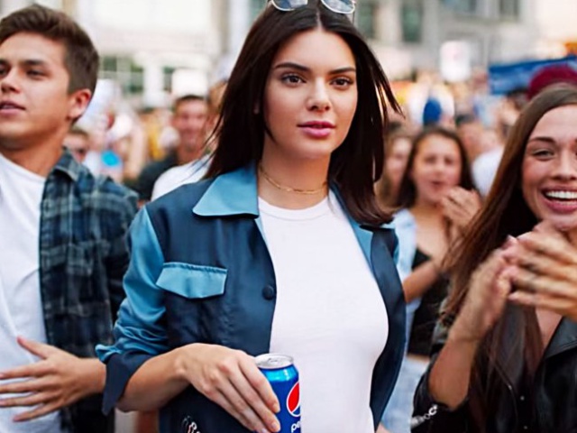Kendall Jenner protagoniza un anuncio 'buenrollero' y le llueven las críticas