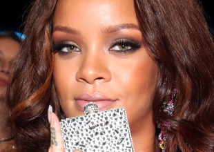 ¿Se ha pasado Rihanna con su 'look' en Coachella?