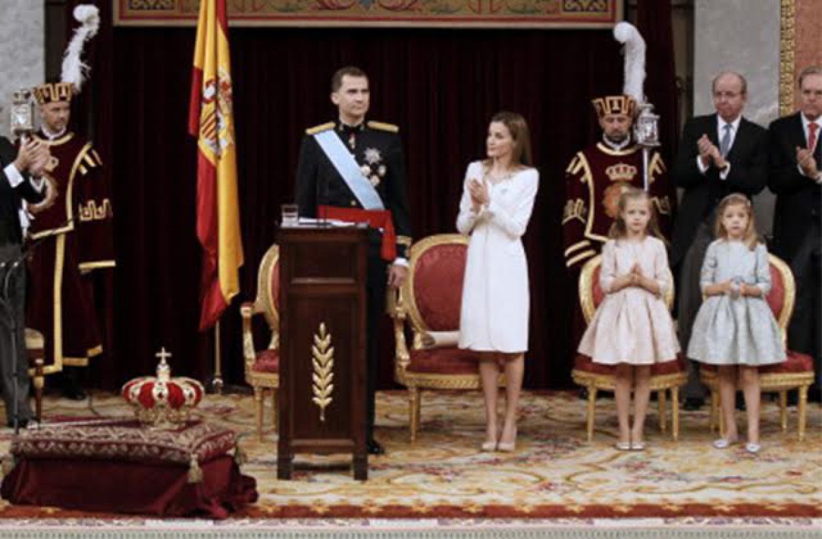 Rey Felipe junto a la Reina Letizia y sus hijas