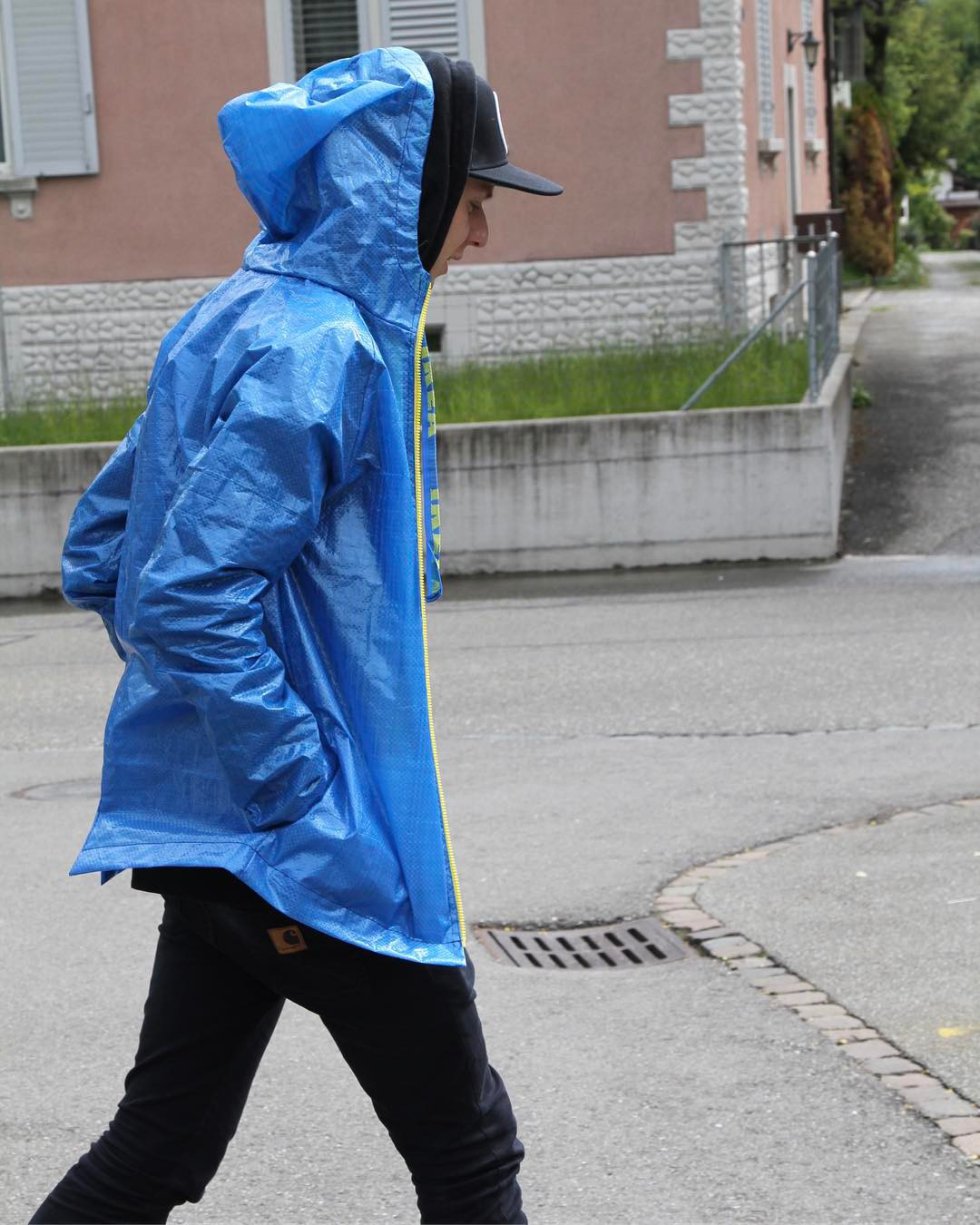 La bolsa azul de Ikea revoluciona la moda, ¿todavía no te la has puesto?