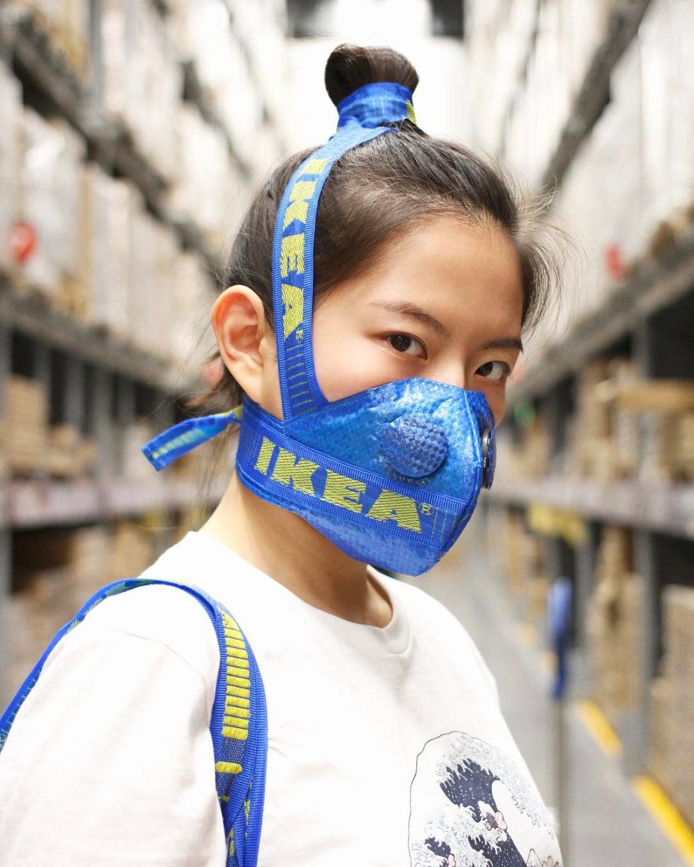 La bolsa azul de Ikea revoluciona la moda, ¿todavía no te la has puesto?
