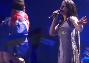 Eurovisión 2017: Un espontáneo boicotea una actuación haciendo un calvo