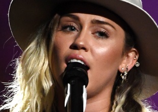 Miley Cyrus echa más de una lagrimilla cantando Malibu