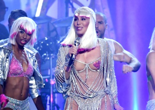 Cher actúa en los premios Billboard vestida como le da la gana y el mundo se revoluciona