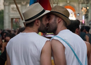 París deja a Madrid el título de 'ciudad del amor' para el Orgullo...