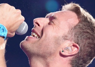 Coldplay sube al escenario a un fan en silla de ruedas