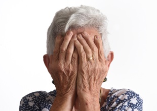 En Reino Unido, unos médicos han encontrado veintisiete lentillas en el ojo de una mujer de sesenta años