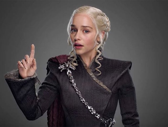 Emilia Clarke muestra cómo va al baño cuando se convierte en Daenerys