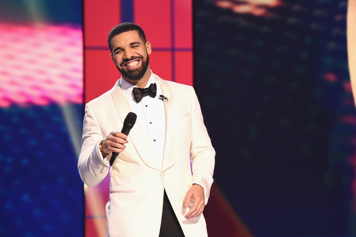 10 'looks' que nos recuerdan por qué Drake es uno de los mejores vestidos