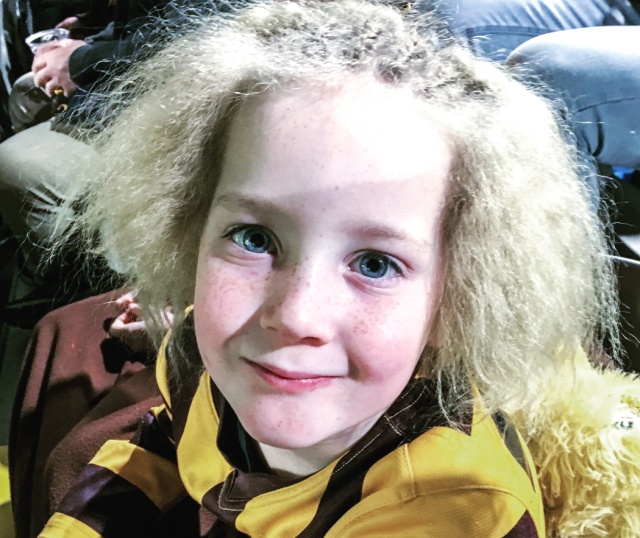 El “pelo impeinable” de esta niña hace que se convierta en viral