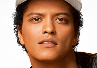 Cuatro fotos en las que Bruno Mars aparece muy bien acompañado
