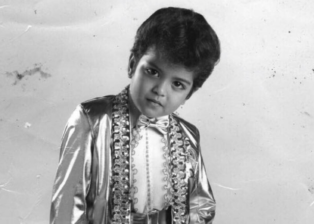 Nunca te imaginarías quién es este niño que imita a Elvis Presley