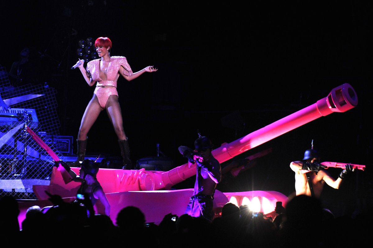 Algunos de los atuendos más increíbles de Rihanna cuando se sube a un escenario