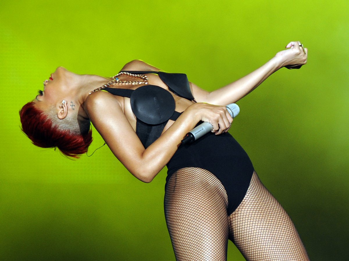Algunos de los atuendos más increíbles de Rihanna cuando se sube a un escenario