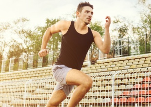 El kilómetro que recorrió este atleta con su ‘paquete’ al aire