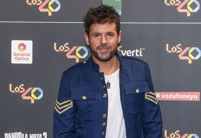 La pillada de Santi Millán a Pablo López tras cotillearle el móvil en LOS40 Music Awards