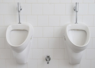 La pared “sucia” de este baño público esconde un gran secreto
