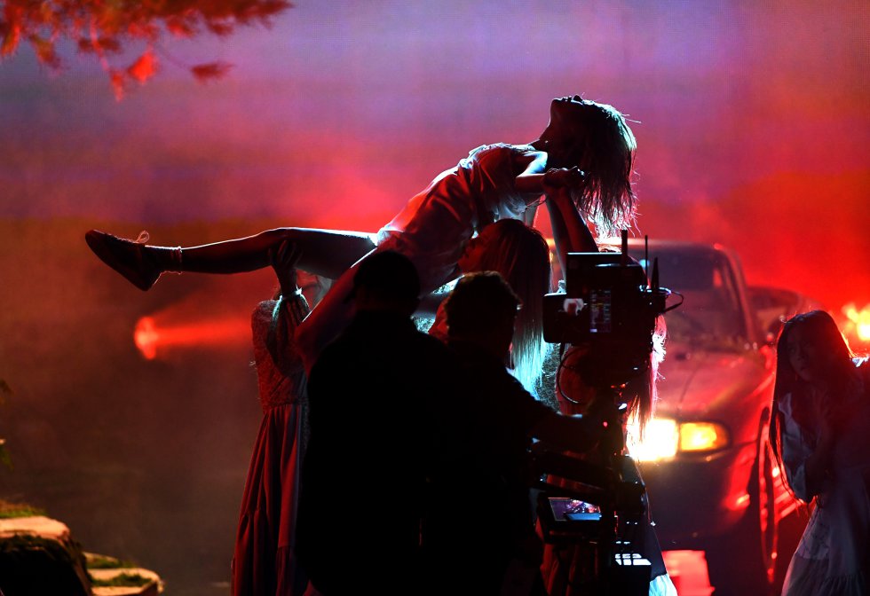 Una Selena Gomez ensangrentada y a lo Kurt Cobain, en su regreso a los escenarios