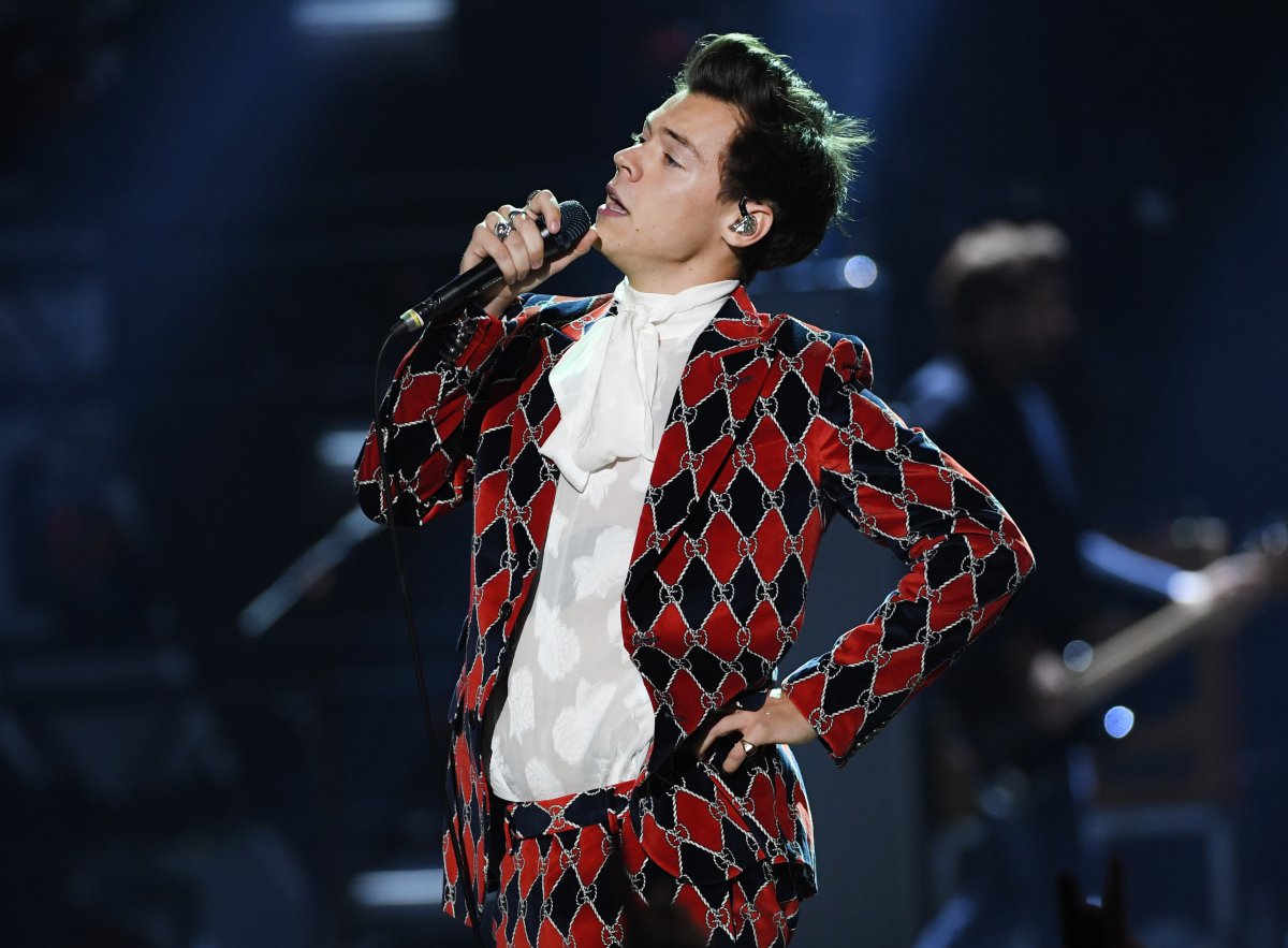 Harry Styles es el cantante que más arriesga con sus trajes