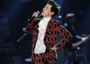 Harry Styles es el cantante que más arriesga con sus trajes