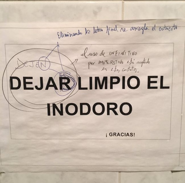 ¿‘Dejar’ o ‘dejad’ el limpio el inodoro? El cartel de la discordia que arrasa en Twitter