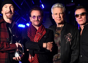 U2 se supera y da un concierto en el metro de Berlín