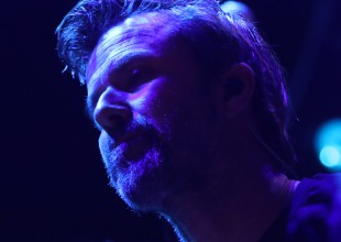 Los “50 palos” de Pau Donés no pesan sobre el escenario