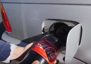 Triunfa al mostrar lo que ocurre al echar Coca-Cola al depósito del coche